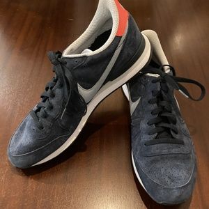 Nike Men's Internationalist Leather Dark Obsidian/Dove Grey/Daring Red Size 12